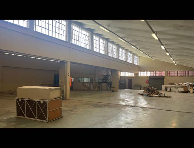 2,100M² WAREHOUSE TO LET IN PARAMOUNT ESTATE